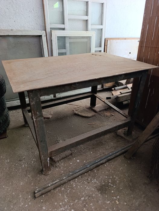 Продам металлический стол верстак