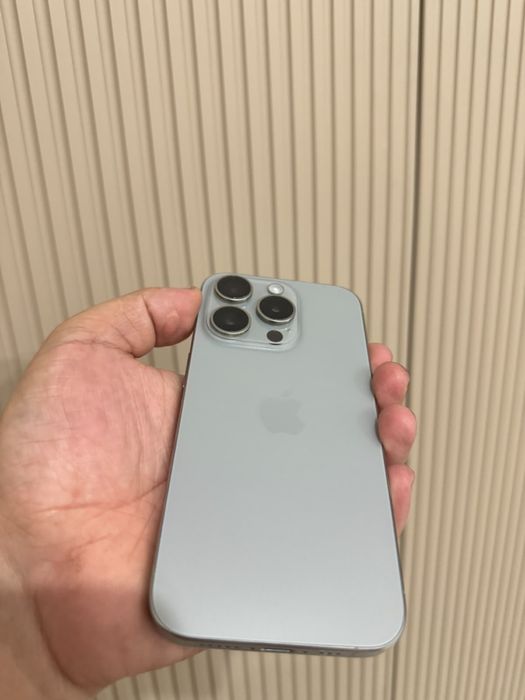 iPhone 15 pro silver