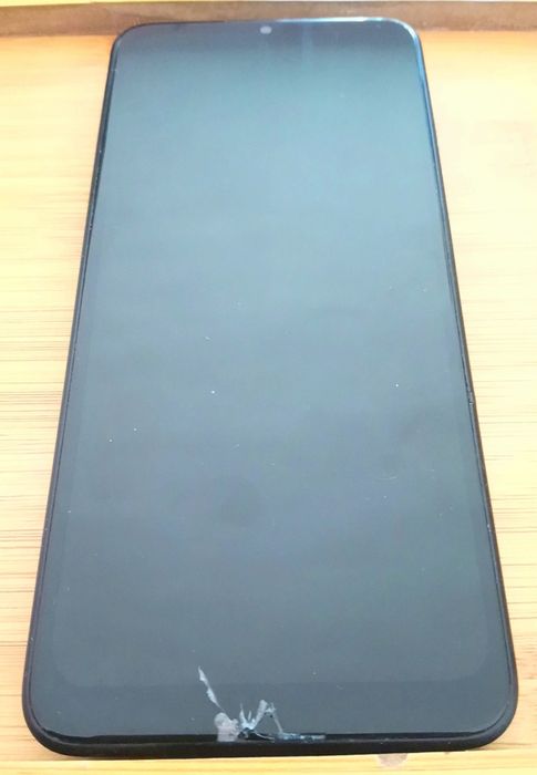 TCL 305 със леко спукнат дисплей