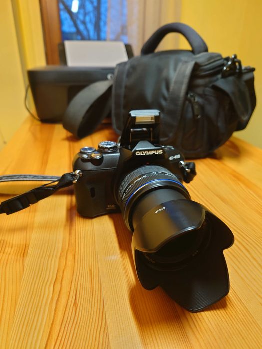 Продавам компактен огледален фотоапарат Olympus E-410 - Пълен комплект