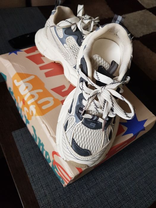 Продам кроссовки