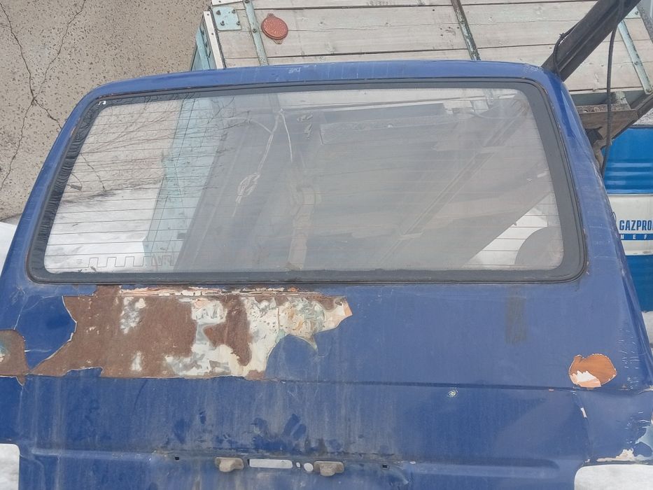 Стекло заднее  на t4