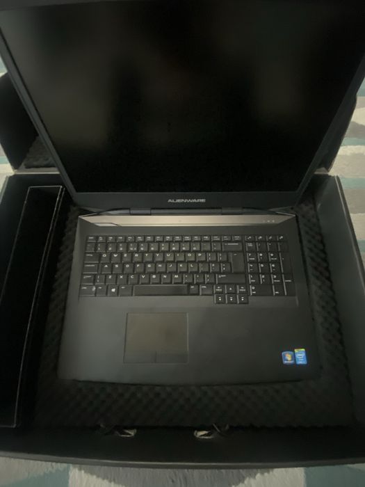 Vând laptop Alienware 17