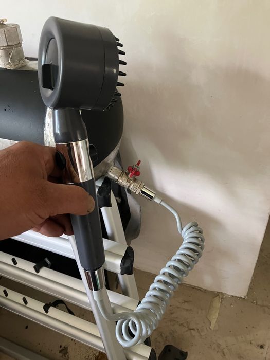 Соларен душ под налягане за off road къмпинг