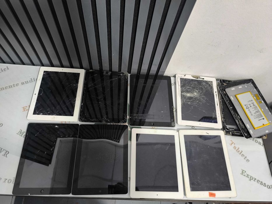 Lot 9 iPad-uri functionale dar cu display spart —  piese / reparații