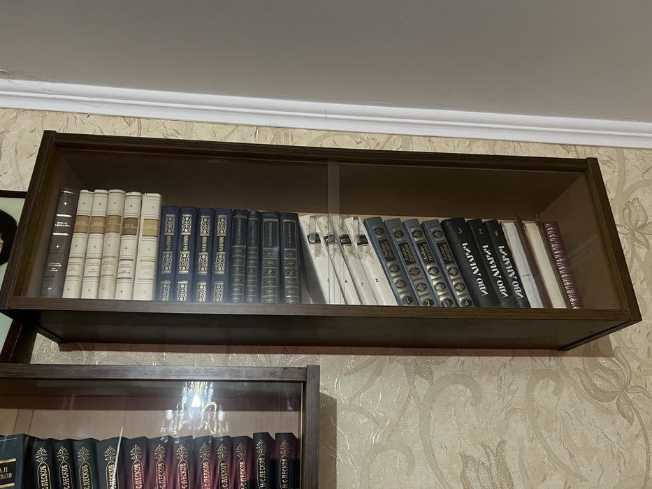Книжные полки за 2 000 тенге.