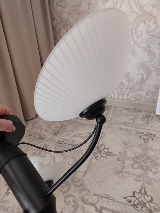 Продам люстру три плафона