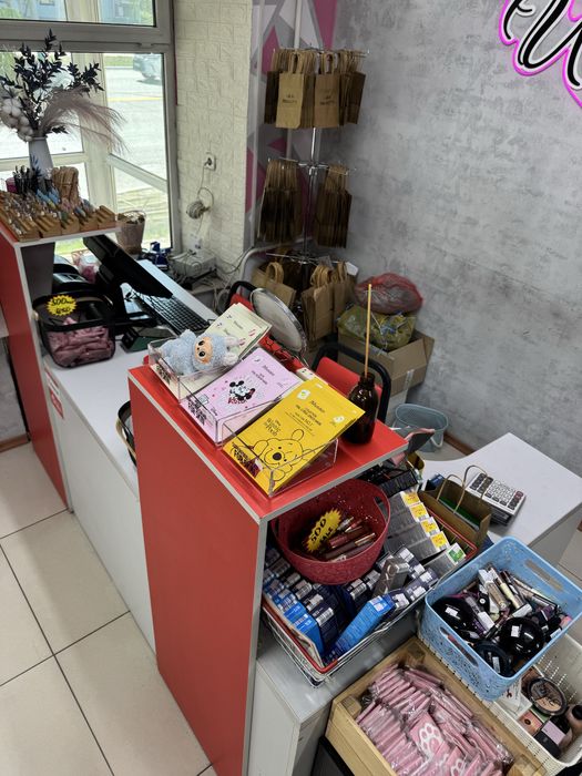 Продам стеллажи и ресепшен