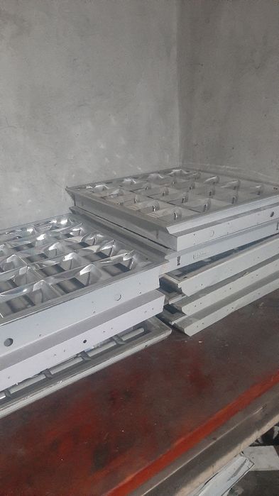 Лампы дневного освещения под армстронг.