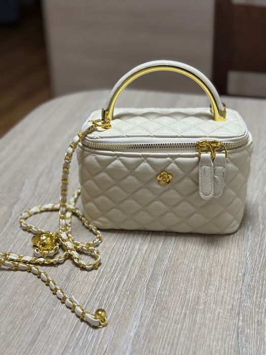 Дамаска бяла чанта със златно през рамо