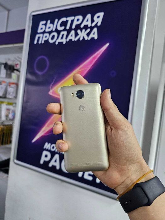 Huawei Y3II LUA-U22 в золотом цвете — компактный и простой смартфон