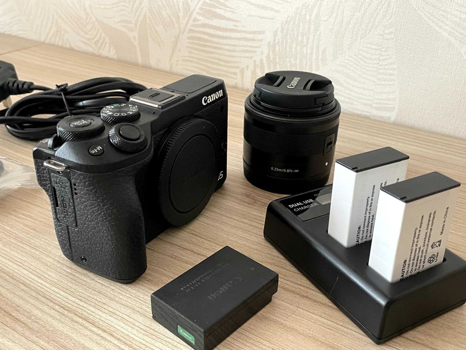 Фотоапарат Canon EOS M6 Mark II - НОВ с преходник
