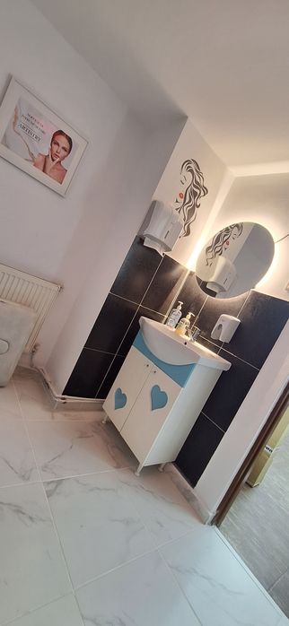 800 lei  Închiriez scaun frizer coafor camere ideale.pt unghii machia