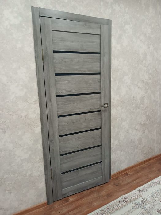 Продам двери с ручками и плинтусами