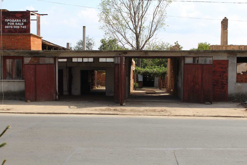 Масивни гаражи и основи за едноетажна къща. Директно от собственик.