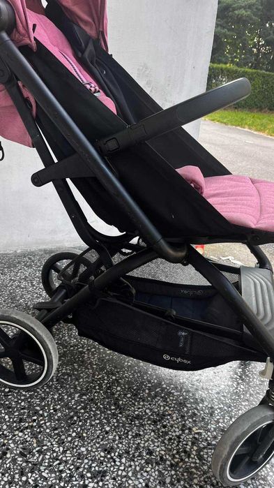 Продавам лятна бебешка количка Cybex розова на цвят