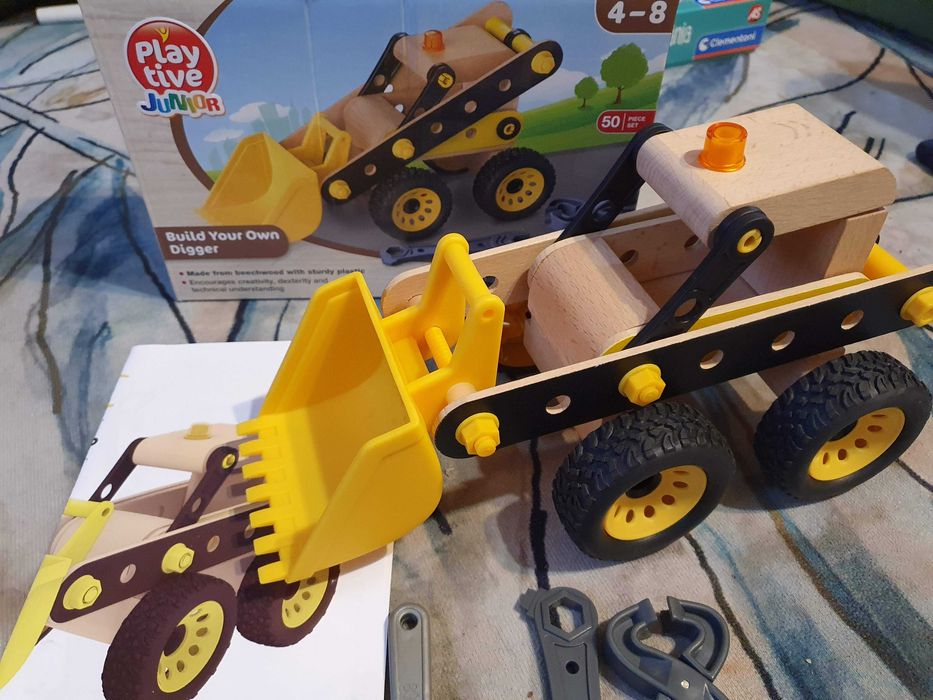 Excavator si cuburi lemn