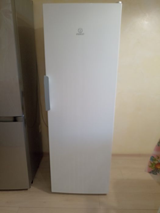 Продам Морозильник indesit