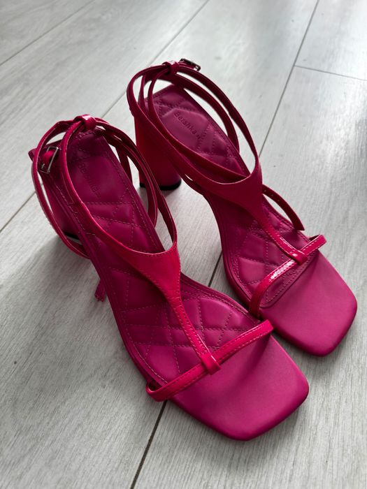 Sandale Bershka fucsia cu toc