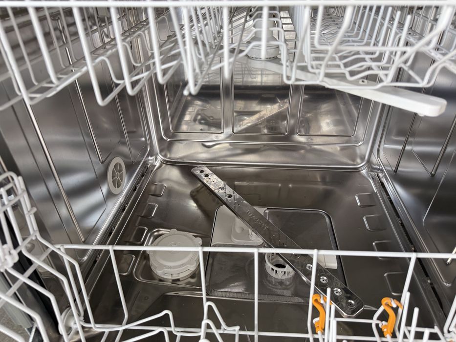 Съдомиялна MIELE 60/см с три кошници.