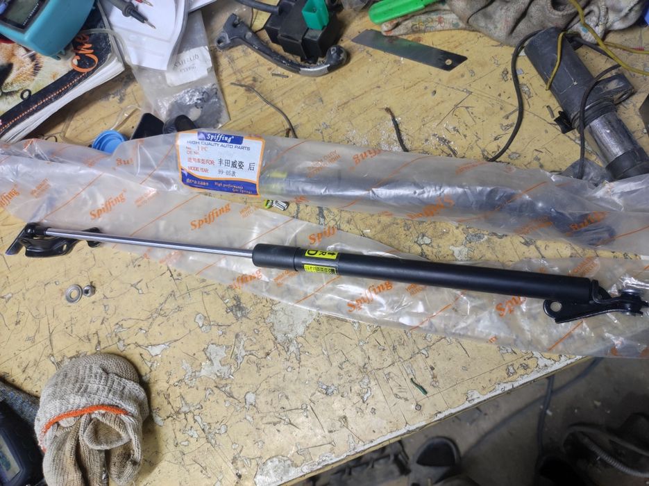 Газовые упоры Toyota Vitz