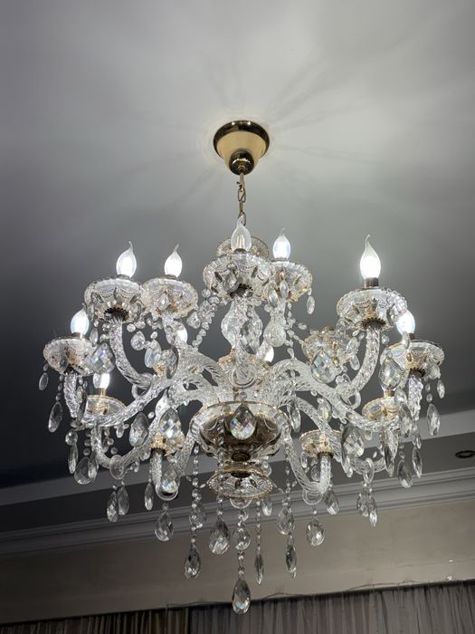 Продаю 2 большие одинаковые люстры