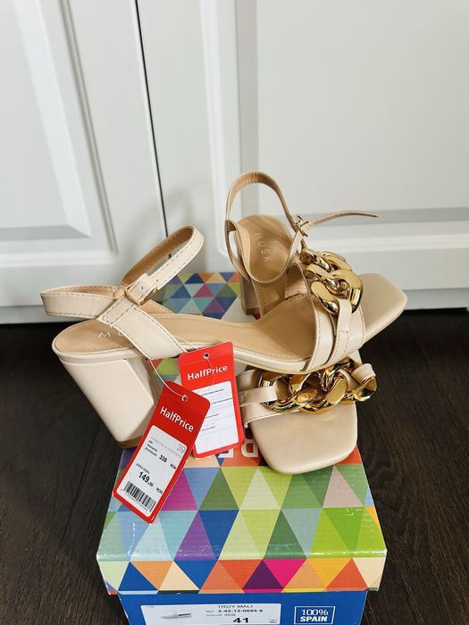 Sandale noi , papuci crem , numarul 39 , comode si elegante