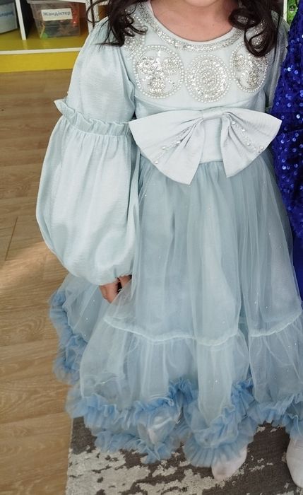 Продам красивое платье на 4-6 лет