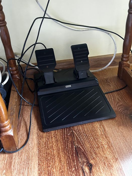 PS4 Pro 1TB + контролер + волан + 14 игри