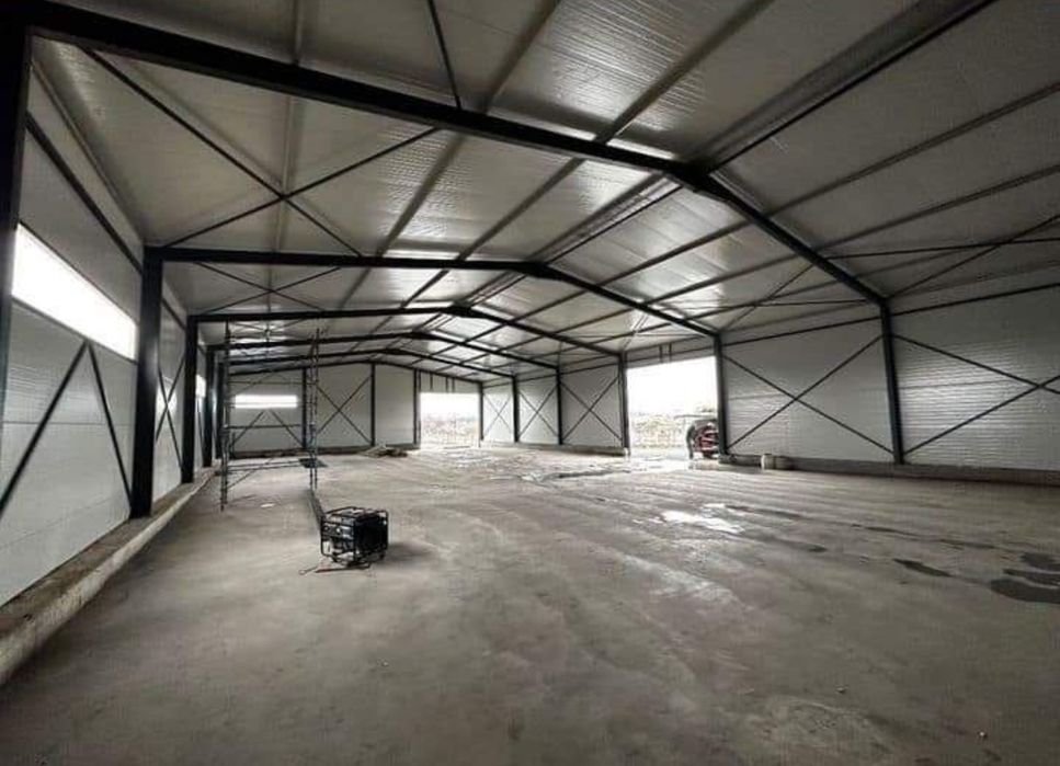 Vand hala pe structura metalica destinata pentru servicie auto,stație