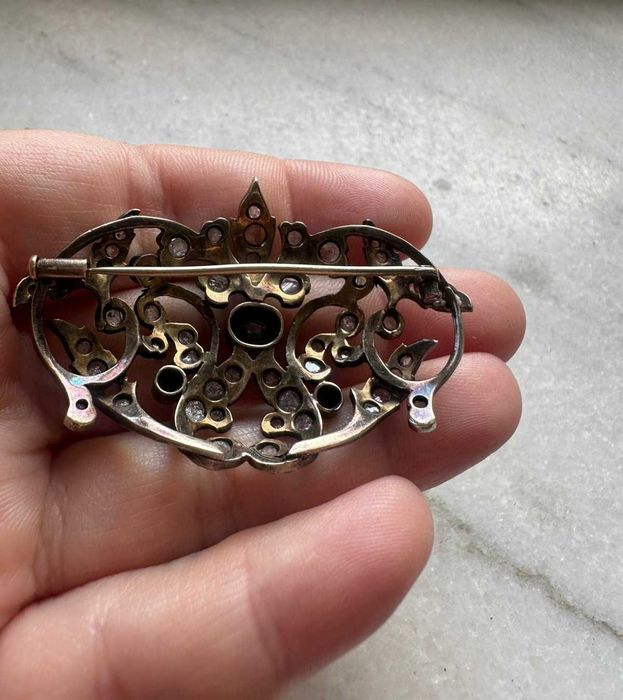 Broșă din aur și argint, decorată cu safire și diamante, în. sec. XX