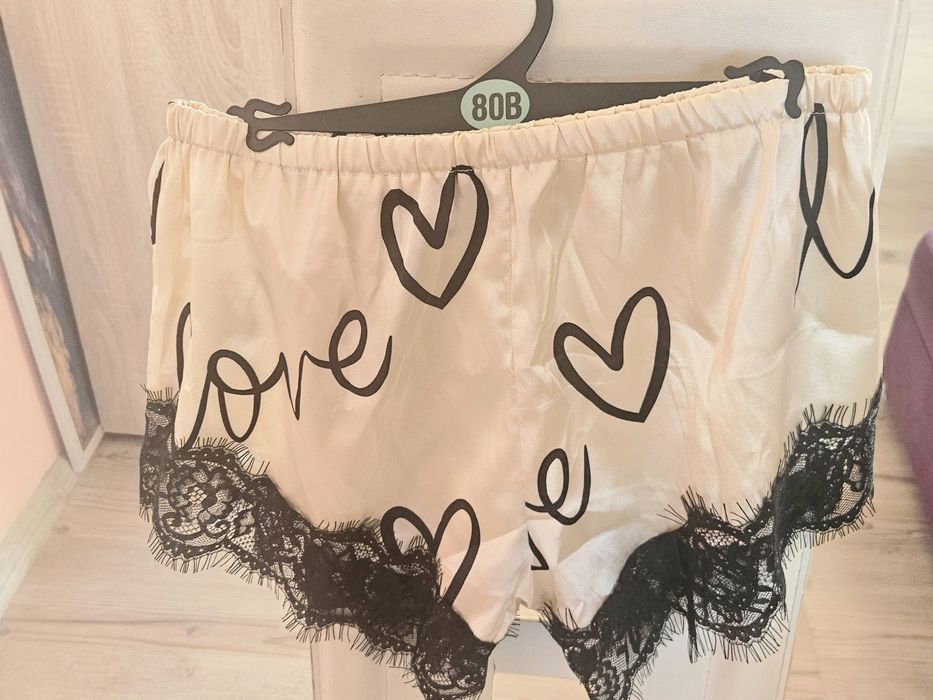 Сатенена пижама.