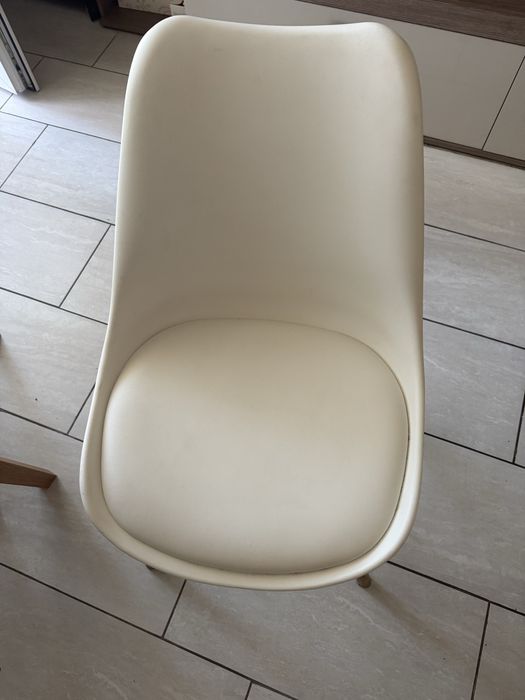 Masa moderna cu 4 scaune