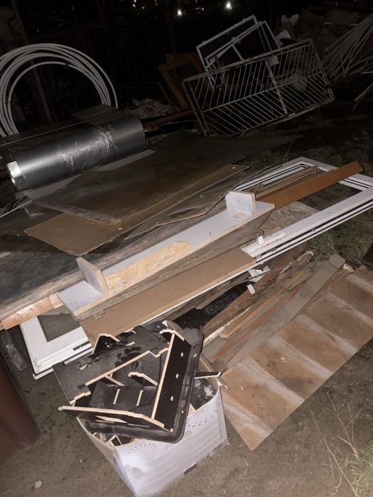 Vand deseuri lemn la 20 lei sacul sau 500 lei duba