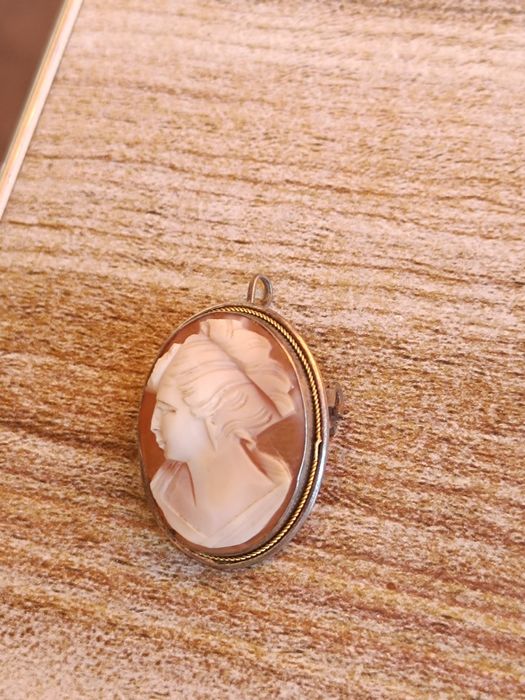 Викторианска камеа със сребърен обков