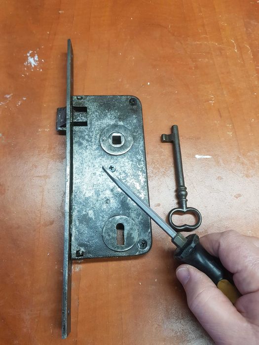 Deblocari usi si reparatii diverse