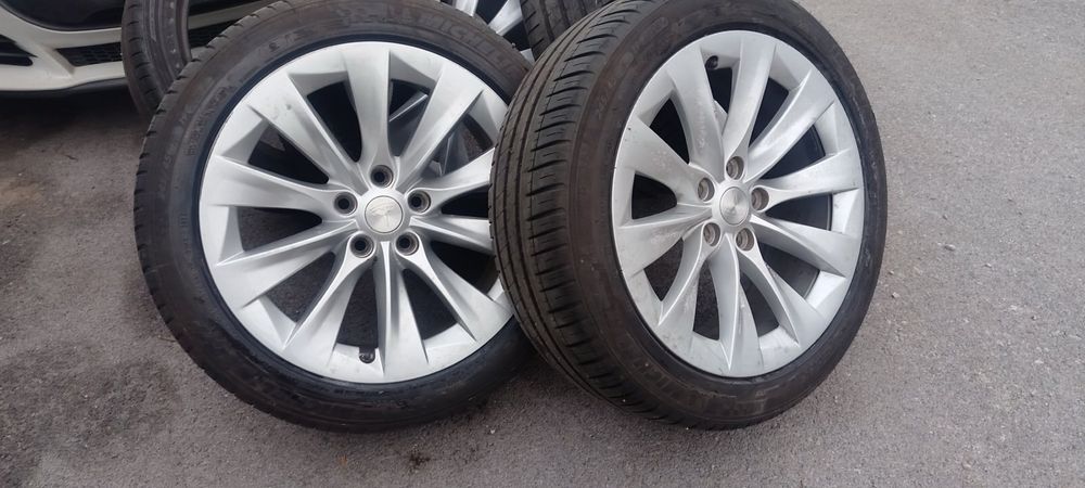 Джанти с Гуми за Тесла модел S Tesla Model S