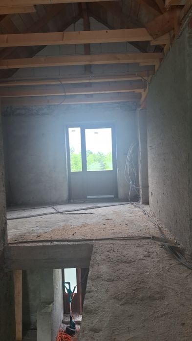 Casa de vanzare la rosu