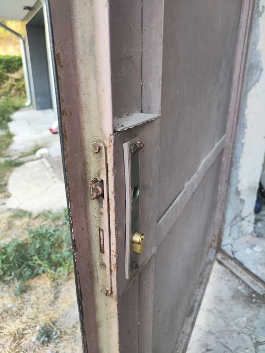 Метална гаражна врата - две крила