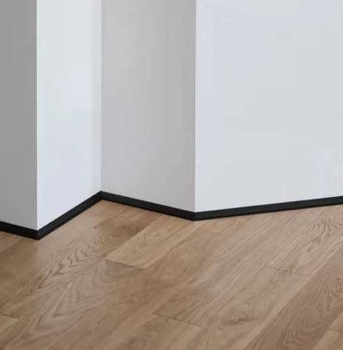 Плинтус L-образный, черный