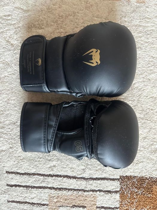 Продам перчатки Venum