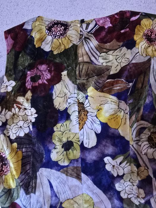 Продавам плюшен топ на цветя- размер S