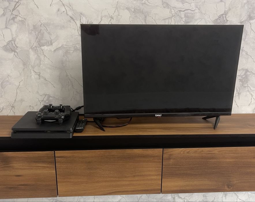 PS4 Slim,2 та жостик,телевизор 33дюйм комплект
