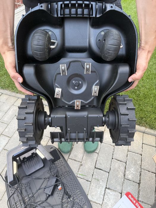 Robot tuns iarba fara fir