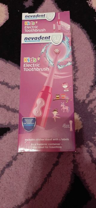 Електрическа четка за зъби за деца с три накрайника и две батерии