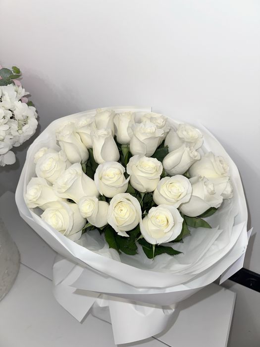 Шикарный букет белые розы
