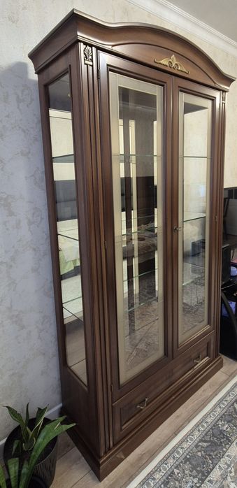 Витрина и Комод.  Производство Россмя.