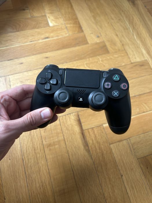 Playstation 4 Slim 1TB, два джойстика, чанта- Перфектен