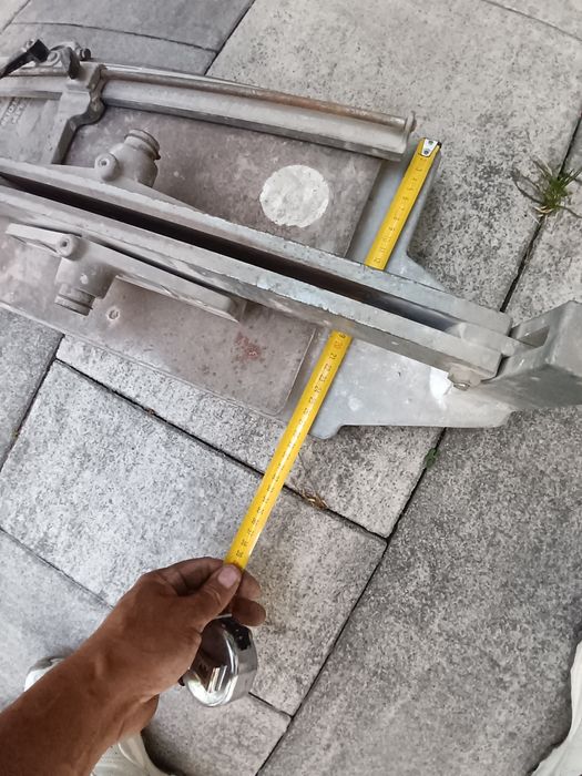 Vînd mașini de tăiat faianță și gresie