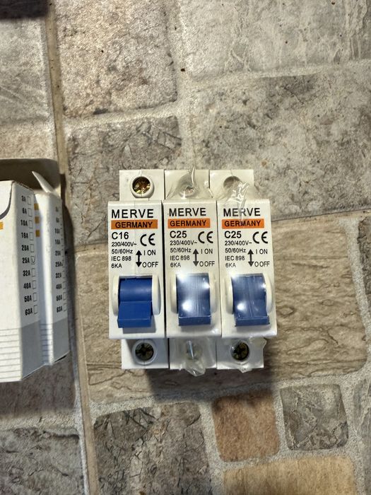 3 siguranțe automate MERVE – 2x C25 25A + 1x C16 16A – noi